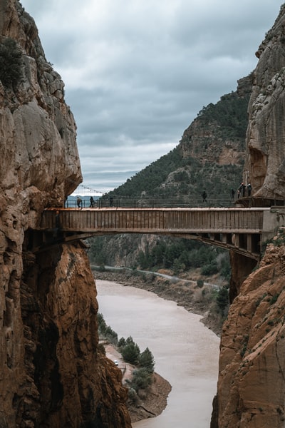 岩层之间的棕色桥